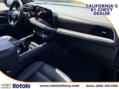 Used 2025 Chevrolet Suburban LT RWD image 7