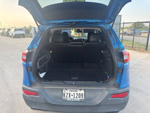 Used 2018 Jeep Cherokee Latitude w/ Altitude Package FWD image 12