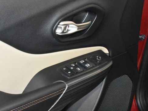 Used 2015 Jeep Cherokee Limited image 26