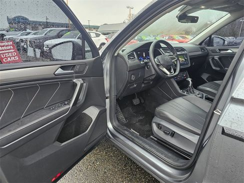 Used 2022 Volkswagen Tiguan SE image 14
