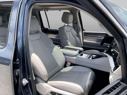 Used 2022 Jeep Wagoneer Series III w/ Premium Group I RWD image 9