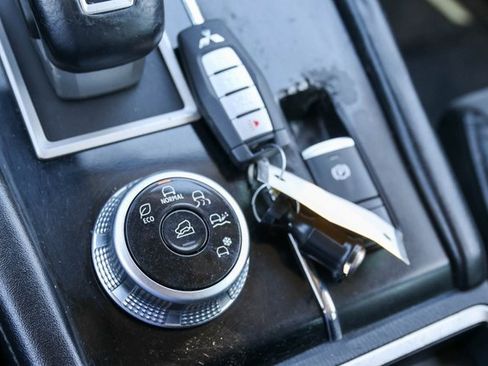 Used 2022 Mitsubishi Outlander SE image 23