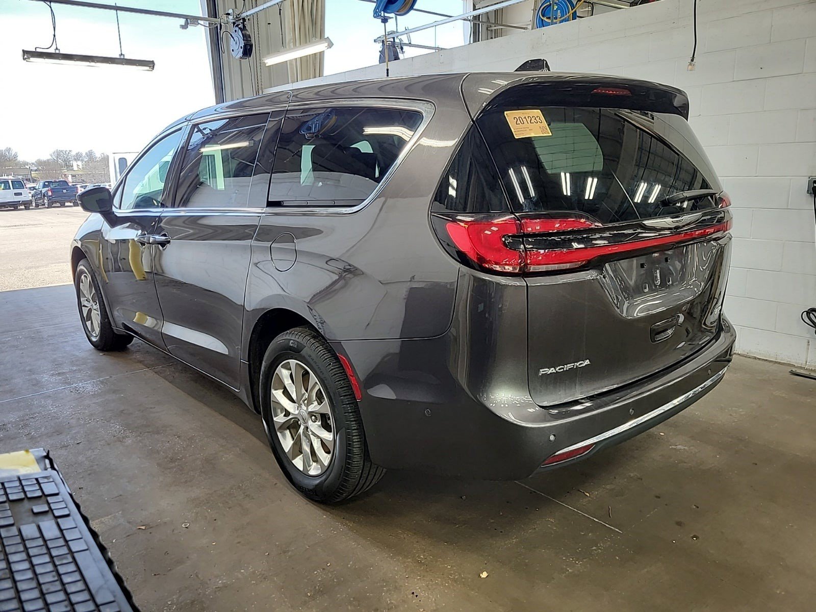 Used 2023 Chrysler Pacifica Touring-L w/ Uconnect Theater Family Group AWD/4WD image 4