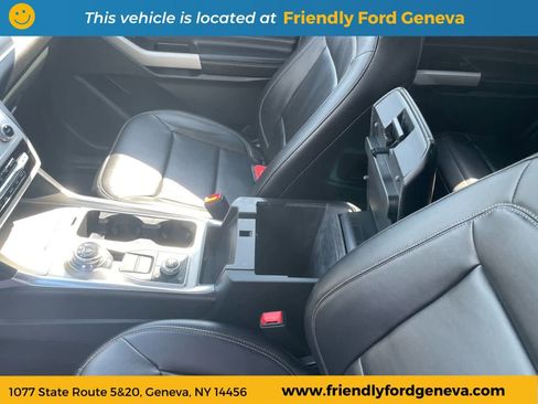 Used 2024 Ford Explorer XLT AWD/4WD image 30