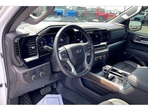 Used 2024 Chevrolet Silverado 1500 LT Trail Boss w/ LT Trail Boss Premium Package AWD/4WD image 16