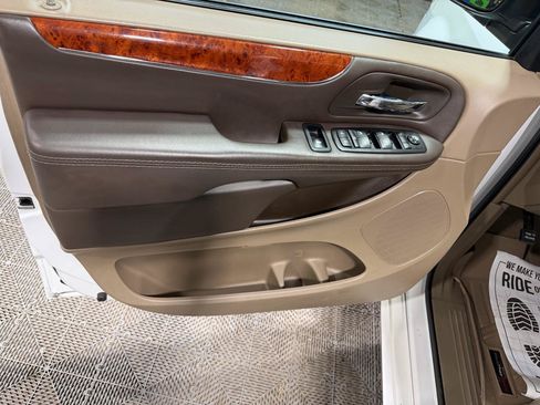 Used 2015 Chrysler Town & Country Touring FWD image 22