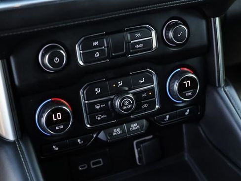 Used 2021 Chevrolet Suburban LT w/ Luxury Package image 32