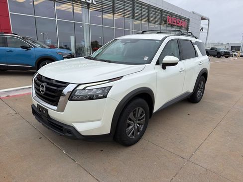 Used 2023 Nissan Pathfinder SV AWD/4WD image 1