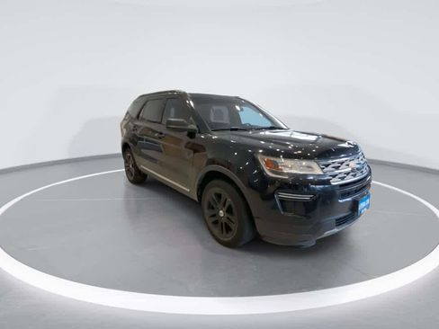 Used 2019 Ford Explorer XLT AWD/4WD image 2