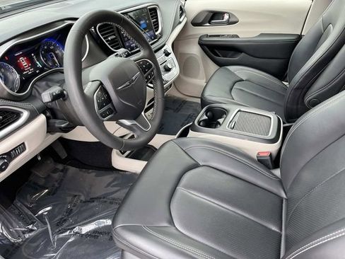 Used 2023 Chrysler Pacifica Touring-L AWD/4WD image 27