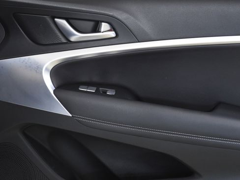 Used 2025 Genesis G70 2.5T image 28