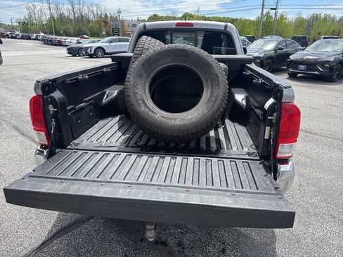 Used 2017 Toyota Tacoma SR5 w/ Tow Package AWD/4WD image 10