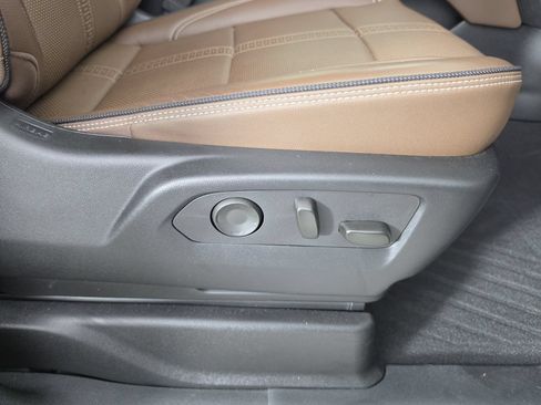Used 2025 Chevrolet Tahoe High Country AWD/4WD image 47