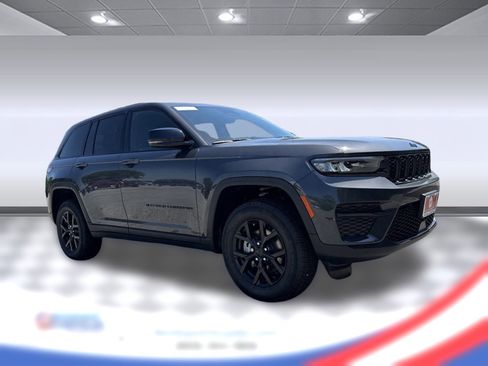 New 2025 Jeep Grand Cherokee Altitude image 4