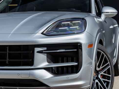 Certified 2025 Porsche Cayenne S image 19