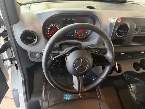 Used 2025 Mercedes-Benz Sprinter 2500 image 10
