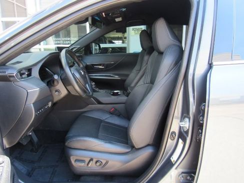 Used 2023 Toyota Venza Limited image 14