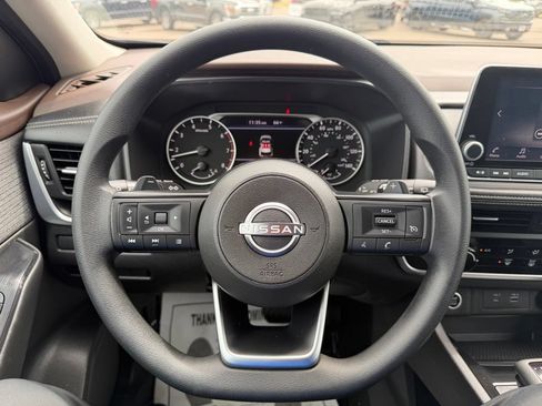 Used 2023 Nissan Rogue S AWD/4WD image 3