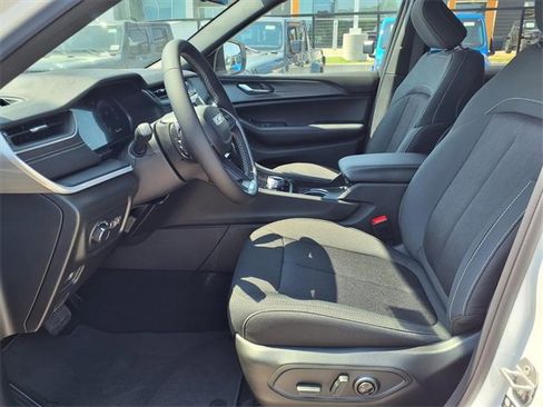 New 2025 Jeep Grand Cherokee L Laredo image 10