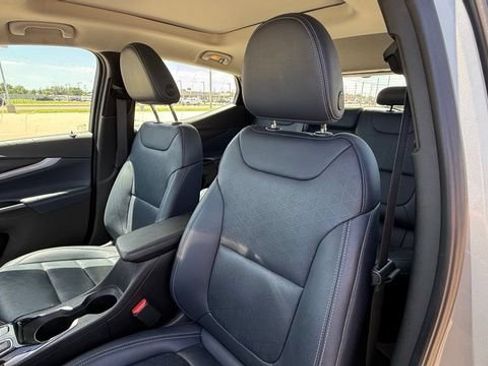 Used 2022 Chevrolet Bolt EUV Premier w/ Sun & Sound Package FWD image 15