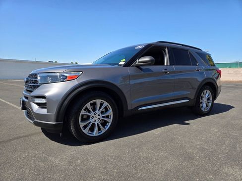 Used 2021 Ford Explorer XLT w/ Equipment Group 202A RWD image 2