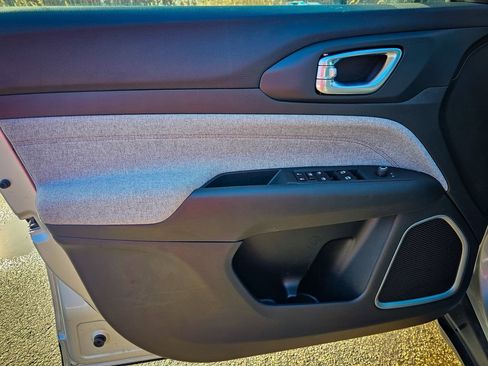 Certified 2024 Jeep Compass Latitude image 9