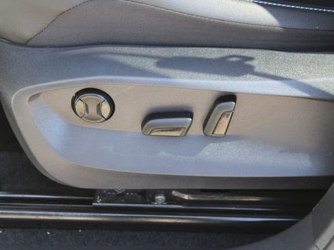 Used 2022 Volkswagen Tiguan SE image 33