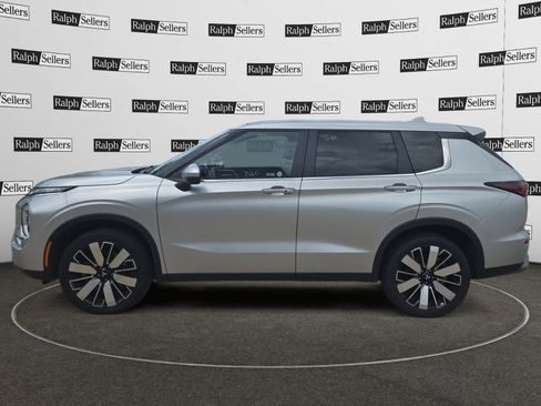 Used 2025 Mitsubishi Outlander SE AWD/4WD image 3
