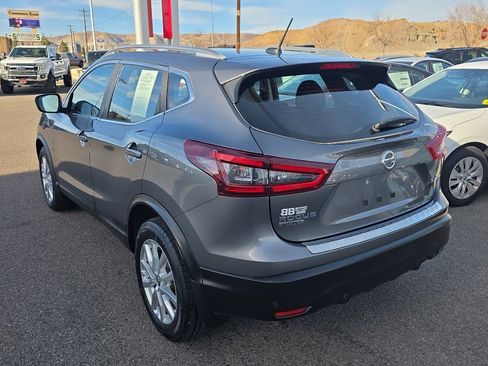 Used 2021 Nissan Rogue Sport SV image 3