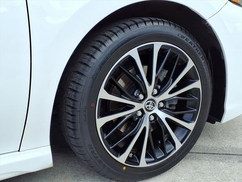 Used 2018 Toyota Camry SE image 15