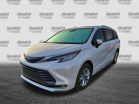 Used 2022 Toyota Sienna Limited image 4