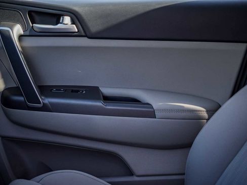 Used 2022 Kia Sportage LX image 13