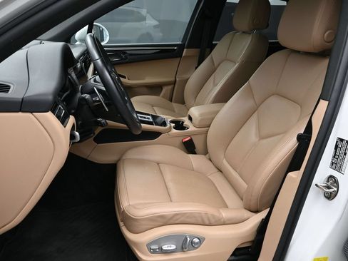 Certified 2023 Porsche Macan AWD/4WD image 5