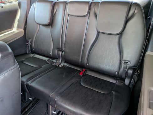 Used 2025 Kia Carnival EX FWD image 27