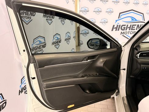 Used 2018 Toyota Camry XSE image 12