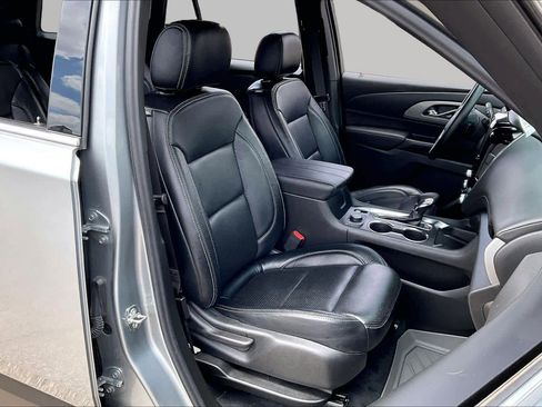 Used 2023 Chevrolet Traverse LT FWD image 9