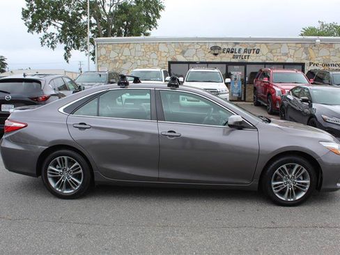 Used 2016 Toyota Camry SE FWD image 8