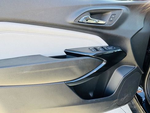 Used 2025 Chevrolet Trax LT w/ LT Convenience Package image 10