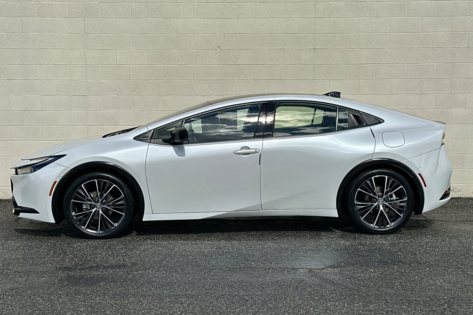 Used 2024 Toyota Prius Limited w/ Limited Premium Package FWD image 7