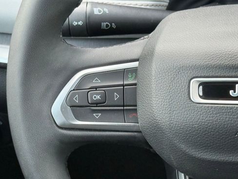 Used 2025 Jeep Compass Limited image 31