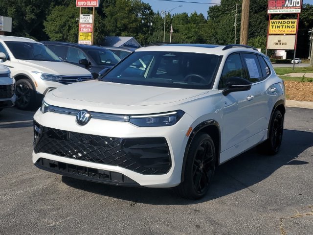 Certified 2025 Volkswagen Tiguan SE R-Line FWD image 37