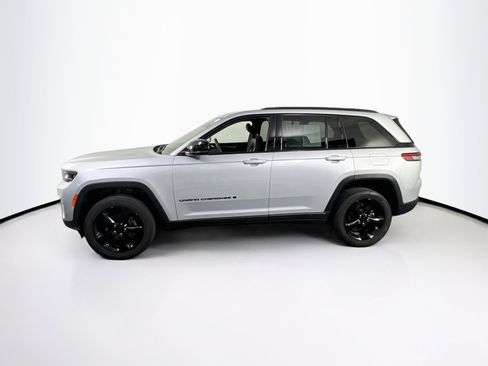 Used 2023 Jeep Grand Cherokee Altitude AWD/4WD image 8