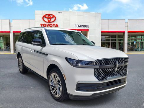 Used 2026 Lincoln Navigator Reserve AWD/4WD image 2
