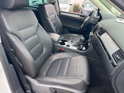 Used 2016 Volkswagen Touareg Sport image 42