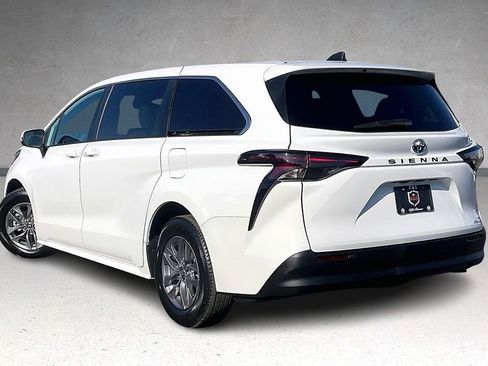 Used 2024 Toyota Sienna LE image 34