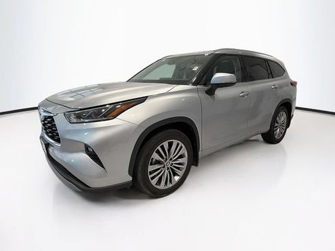 Certified 2022 Toyota Highlander Platinum AWD/4WD image 3