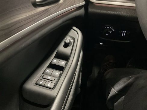 Used 2023 Jeep Grand Cherokee Limited w/ Luxury Tech Group II image 17