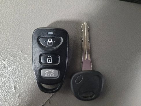 Used 2017 Hyundai Elantra SE image 32