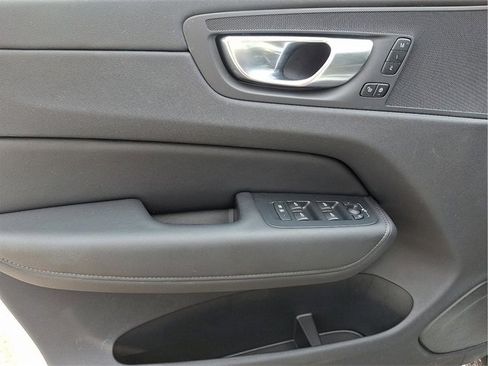 Certified 2025 Volvo XC60 B5 Plus image 9