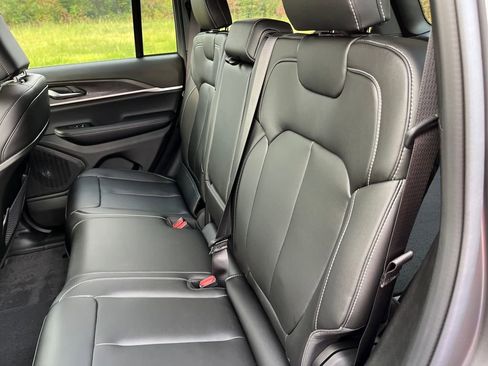 New 2025 Jeep Grand Cherokee Limited w/ Black Appearance Package image 33